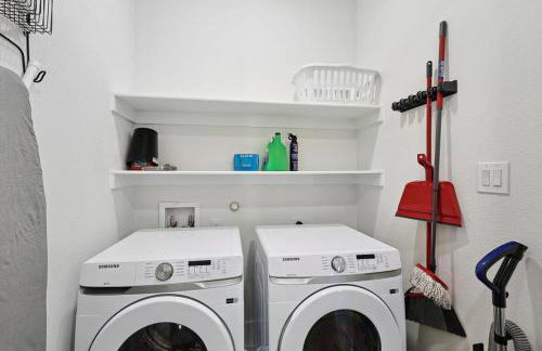 3-BD Luxury Living w Rooftop Garden Views - Photo 27