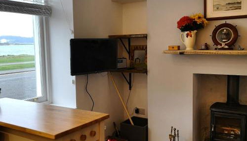 Beside the Bay - Photo 4