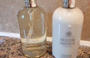 Two Bed First Floor Apartment in Village location - Photo 13