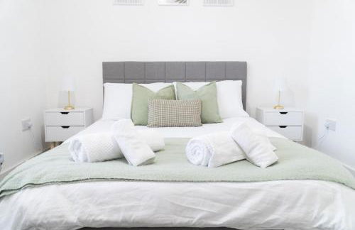 Home Near Etihad, Free Parking, Workplace & Garden - Foto 13