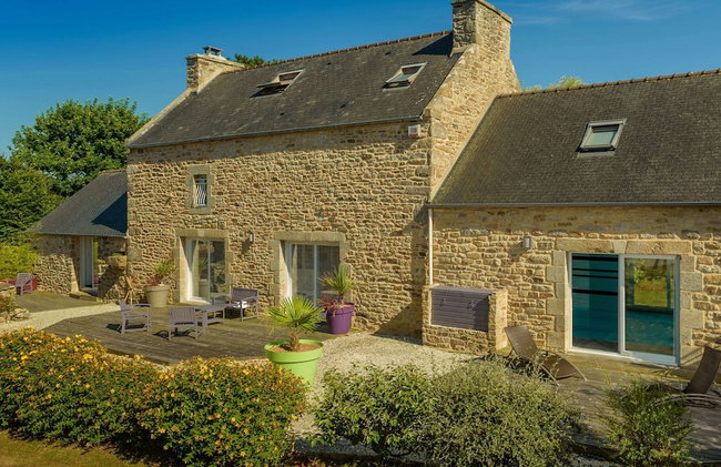 Peaceful Holiday Home in Plouguin With Indoor Pool - Foto 1