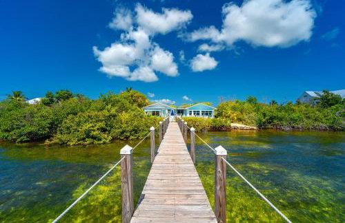 Waterfront Beach House with Dock & Heated Pool - Foto 11