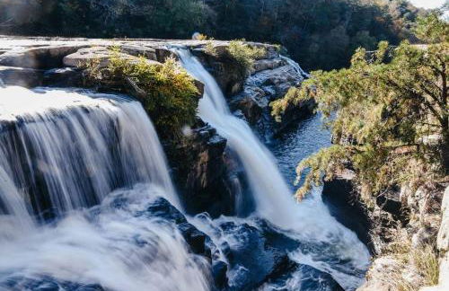 Rustic Chic Alabama Cabin w Loft Fire Pit Pet Friendly Fenced Yard Lake Guntersville - Coco Chateau - Foto 71