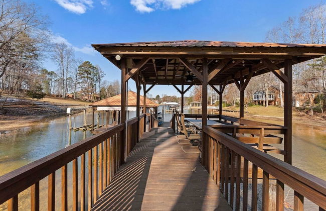 Winding Down by Avantstay Sleeps 20 + Dock, View - Photo 63