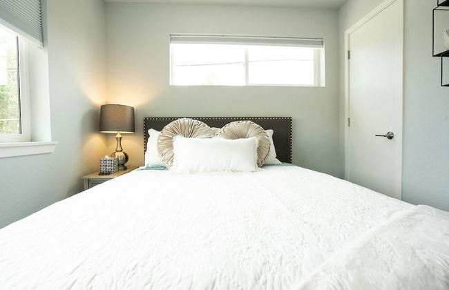 The Beautiful Berkley Homestead Walk to Tennyson - Photo 2