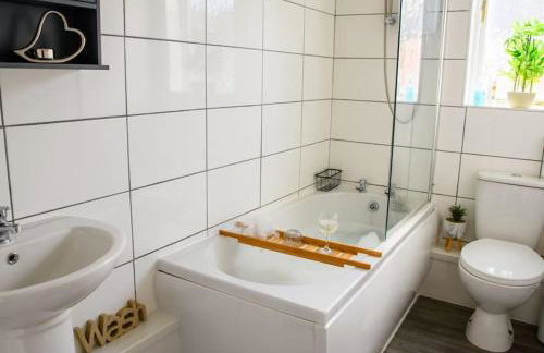 Stylish Two-bed House Birmingham with Parking - Foto 16