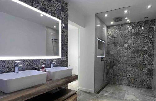 Villa Oasis entre Viñedos cerca de Barcelona con A A y piscina climatizada - Foto 33