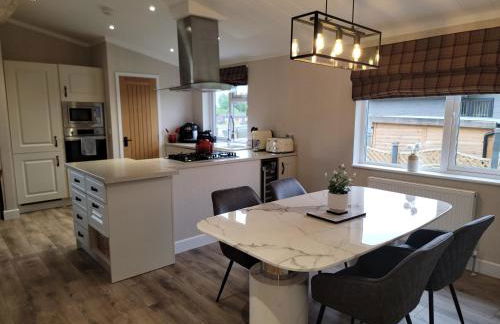 Luxury 2-Bed Lodge in Routh Sleeps 4 with Hot Tub - Foto 24