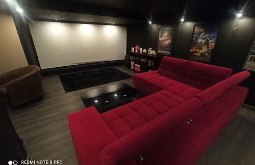 Charmante maison avec piscine chauffée, salle de cinéma et bar - Foto 9