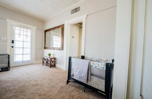 Work Desk- FirePit-Pool-Steps to UofA - Foto 23