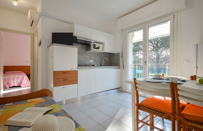 2 bedroom Apartment in Lignano Sabbiadoro with swimming pool and garden - Photo 4