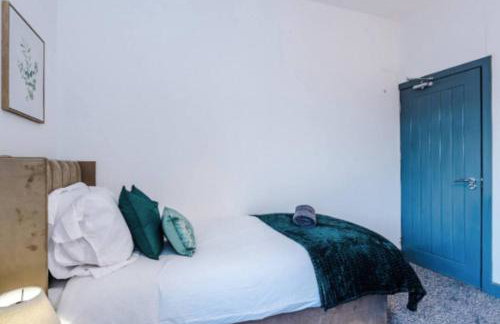 3-BR Home in Wigan | Free Wi-Fi | Comfortable Stay - Photo 6