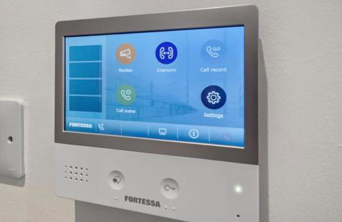 City Centre 2BR Apt with Balcony Access and Free Parking - Foto 31