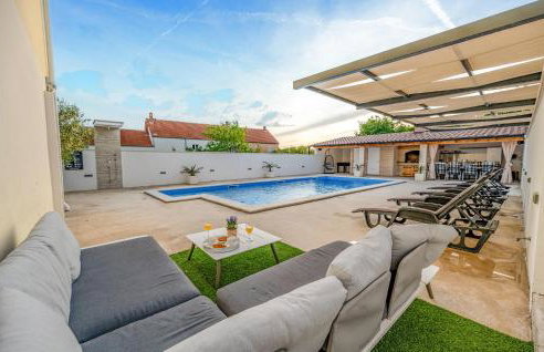 Gorgeous Home In Nadin With Wifi - Photo 6