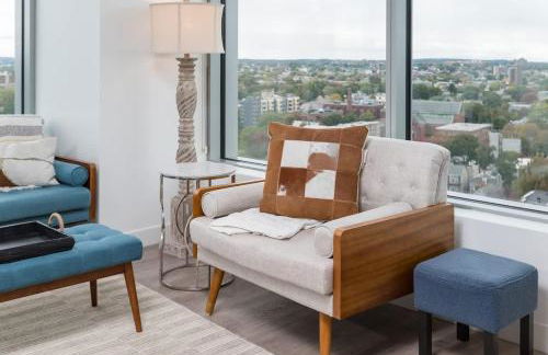 High Rise Retreat w City Skyline Views Shared Gym - Photo 14