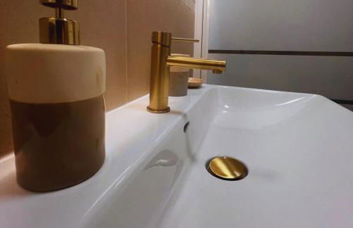 Les Agnettes - Paris Metro - Wifi - Parking - Tout équipé - Foto 7