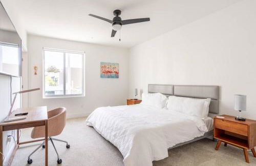 Waterside Retreat: Modern 2BR, Mins to Beach & Apt - Photo 22