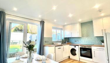 Luxury Modern House, Free Driveway Parking and Garden! Fully Equipped, Sleeps 6 Guests - Foto 4, stove, dishwasher, pet friendly, toaster, minibar