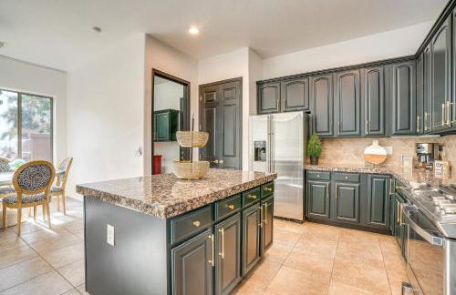 Relax Poolside! Home 6 Mi to Camelback Ranch - Foto 9