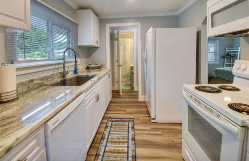 Walk to Beach Hampton Home with Grill! - Foto 7