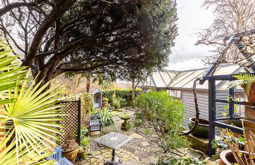 Elegant Highgate Garden Retreat - Photo 32