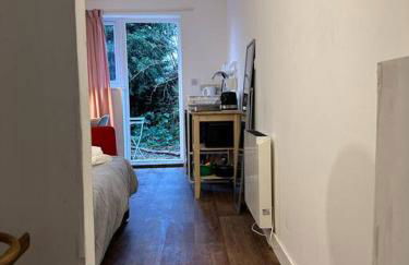 Garden Apartment with free Parking and EV - Foto 11