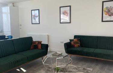 The Felix Apartments - 3 Bedrooms - FREE Parking - Close to train station - Photo 11