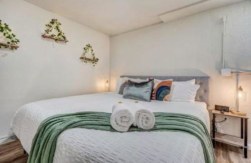 Quiet Basement Retreat | King Bed, Firepit, Yard - Foto 1