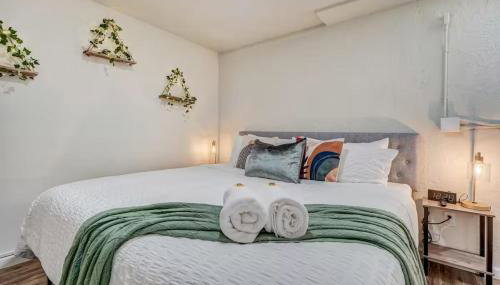 Quiet Basement Retreat | King Bed, Firepit, Yard - Foto 1