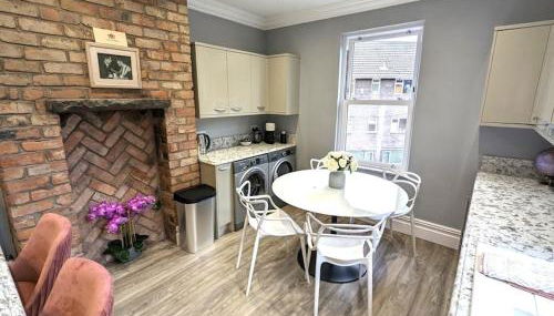 Lux 2 Bed Apartment, 2 Parking spaces, 1 minute to Metrolink - Photo 2