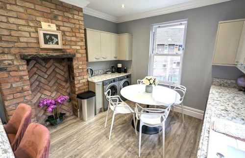 Lux 2 Bed Apartment, 2 Parking spaces, 1 minute to Metrolink - Photo 2