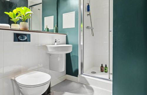 #115 ModernCity Escape Central Apartment- 10 mins to Royal Albert Dock Liverpool- Sleeps 4 - "Perfect for contractors and Families " - Foto 8