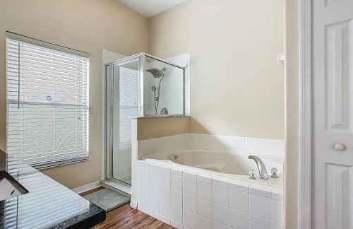 Spacious retreat w pool & game room - Foto 34