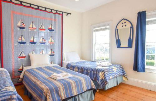 Waterfront Fun at this Huge Family Estate - Foto 17