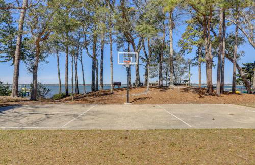 Waterfront Pine Knoll Shores Gem with Boat Dock - Foto 37