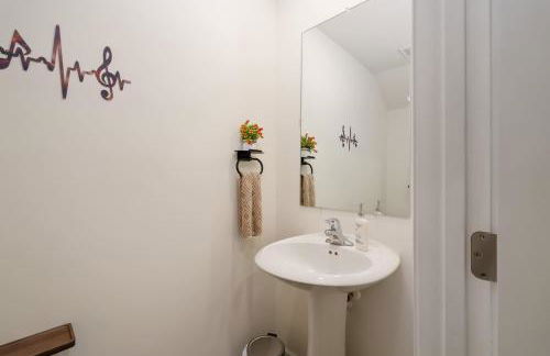 Stylish 3BR Getaway across Bristol Speedway - Foto 37