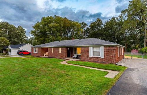 Warm & Comfy 2BR, Huge Backyard, Great Location! - Photo 11