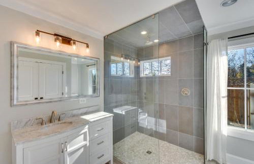 Modern Clarkesville Cottage with Decks and Patio! - Foto 2