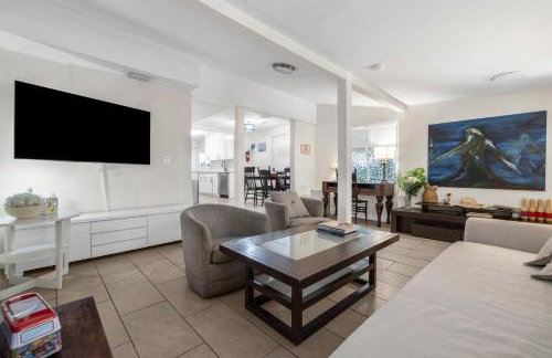 Artful Home Near Design District - Photo 20