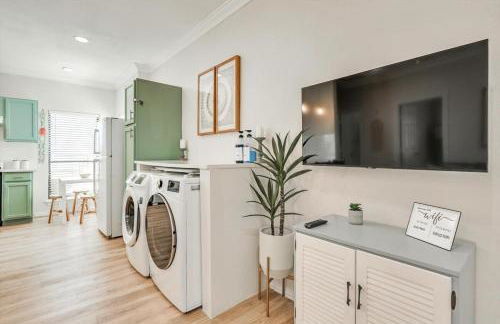 Front Lake Holiday 2BR 1BA Guest Home with Hot Tub - Foto 9