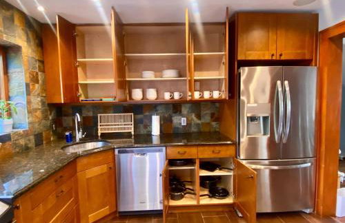 Easy PATH&Bus access- NYC| designer home + Deck. - Photo 28