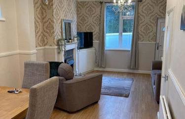 Charming 3-Bed Home Comfortable Stay in Coalville - Photo 9