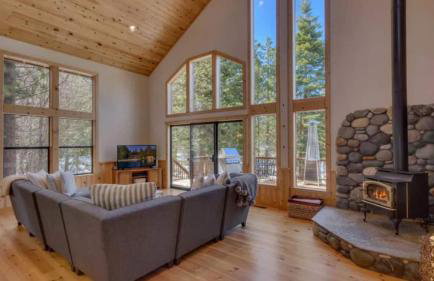 Black Bear by Avantstay Spacious Viking Lodge in Tahoe Donner w/ Game Room & Hot Tub! - Photo 14