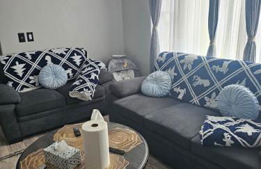 Cozy Roomy family sized apartment on major bus route close to all - Foto 67