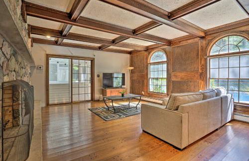 Charming Saylorsburg Retreat with Game Room and Patio! - Foto 6