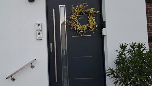 Apartment Leinetal mit Kamin & Kaminholz, 1-3 Personen , Schlafzimmer mit Boxspringbett 180x200 & hochwertige Hotelbettwäsche, bequemes Einzelbett im Wohnzimmer, Terrasse, Einbauküche, - Foto 3