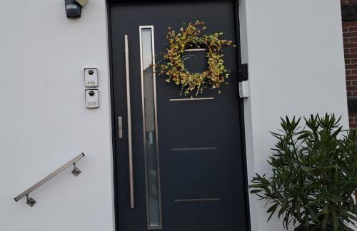 Apartment Leinetal mit Kamin & Kaminholz, 1-3 Personen , Schlafzimmer mit Boxspringbett 180x200 & hochwertige Hotelbettwäsche, bequemes Einzelbett im Wohnzimmer, Terrasse, Einbauküche, - Foto 3