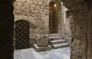 La Divine- captured by history inside Palace loft - Photo 14