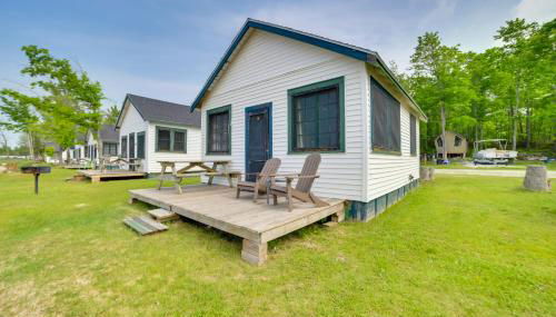 Beach and Dock Access! Cabin 6 in Cedarville Resort - Foto 2