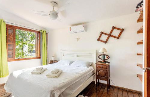 Casa dos Pássaros na areia a 20m da Praia da Baleia com 3 suítes e 1 dorm com ar condicionado, wifi, smart tv, cozinha completa e churrasqueira - Foto 5